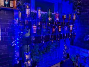 The Dame Lane في بلاكبول: ثريا في غرفة ذات أضواء زرقاء