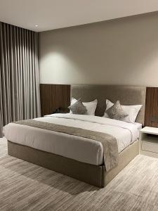 a bedroom with a large bed in a room at فندق رويال اديشن للشقق الفندقية in Buraydah