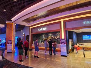 拉斯维加斯Easy access unit at the main strip的一群站在商店前的人 更多39张照片