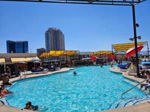 拉斯维加斯Easy access unit at the main strip的一个大型游泳池，里面有人在水里