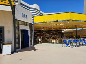 拉斯维加斯Easy access unit at the main strip的停车场里摆放着桌椅的酒吧