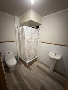 Koupelna v ubytování Hostal Route 5 + 22 fotografií