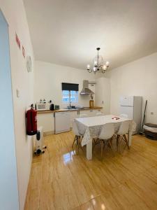 una cucina e una sala da pranzo con tavolo e sedie di Janelas do Governador a Elvas