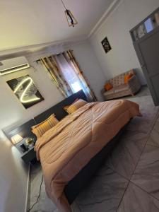 圣佩德罗Résidence Éden San pedro的带一张大床和一张沙发的卧室