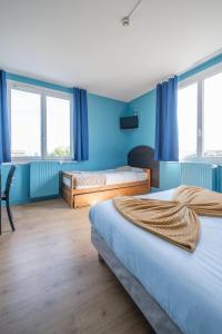 Una cama o camas en una habitación de Hôtel Du Port