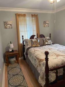 une chambre avec un lit, une table et une fenêtre dans l'établissement Home away from Home Comfort, à Savannah