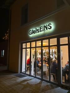 奈拉GleisEiNS的一群人坐在餐厅的桌子旁