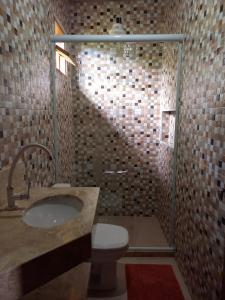 a bathroom with a sink and a toilet at Loft de Cristal Igatu in Andaraí