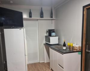 Una cocina con un refrigerador blanco y un microondas. en Gore Bay View, en Gore Bay 2 fotos más