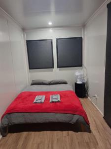 Un dormitorio con una cama con una manta roja. en Gore Bay View, en Gore Bay