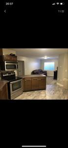 Secluded retreat in Draper UT في درابير: مطبخ مع موقد وسرير في الغرفة