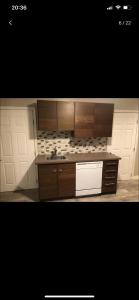 Secluded retreat in Draper UT في درابير: مطبخ بدولاب خشبي ومغسلة بيضاء +صورتان