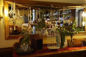 Familie Lampersberger في Sachsenburg: طاولة عليها بعض النباتات في أقفاص +40 صورة