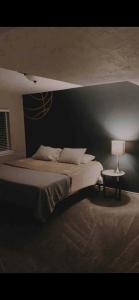 Secluded retreat in Draper UT في درابير: غرفة نوم بسرير كبير ومصباح