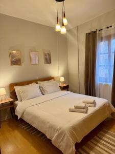 Un dormitorio con una cama grande con dos toallas encima. en Hygge House, en Arachova