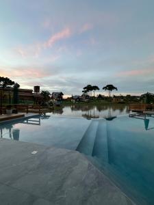una gran piscina de agua con árboles en el fondo en Morada Das Grimpas, en Palmeira