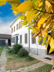 Casa blanca con ventanas con persianas verdes en Casa di Bimba, en Quarto