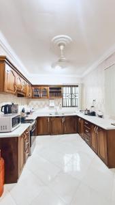 Η κουζίνα ή μικρή κουζίνα στο Forson's cozy spacious home