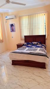 Ένα ή περισσότερα κρεβάτια σε δωμάτιο στο Forson's cozy spacious home