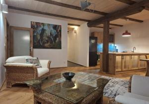 een woonkamer met een tafel en een keuken bij Resort Papírna50 in Lauterwasser +37 foto's