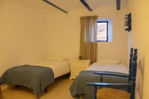a bedroom with two beds and a window at La Casita del Pastor in Loja