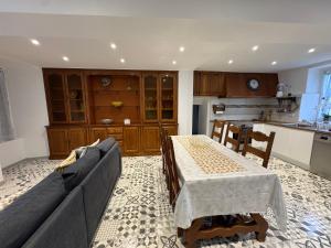 a living room with a couch and a table and a kitchen at Maison vintage à Montdauphin in Montdauphin