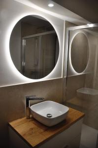 Et badeværelse på Casa Vacanze Carano - El Me Tabià + 10 billeder