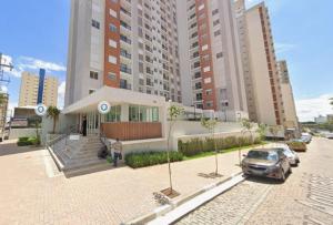 Next Residence في كامبيناس: سيارة متوقفة في موقف للسيارات أمام مبنى