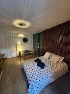 ブールジュにあるCharmant Appartement au Coeur de Bourges 25のテディベアのベッドがある寝室