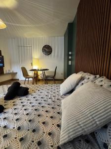 ブールジュにあるCharmant Appartement au Coeur de Bourges 25のベッドとテーブルと椅子のある寝室 +6枚の写真