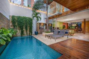 Luxury house, heated pool and Turkish bath Laurels! في ميديلين: حمام سباحة في وسط المنزل