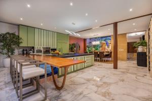 Luxury house, heated pool and Turkish bath Laurels! في ميديلين: مطبخ كبير مع طاولة وكراسي خشبية