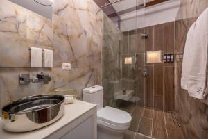 Luxury house, heated pool and Turkish bath Laurels! في ميديلين: حمام مع حوض ومرحاض ودش +28 صورة