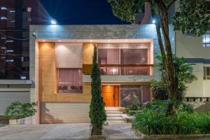 Luxury house, heated pool and Turkish bath Laurels! في ميديلين: منزل أمامه شجرة