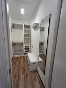 baño con armarios blancos y espejo en RELAIS SUITE Modena Parc, en Módena 16 fotos más