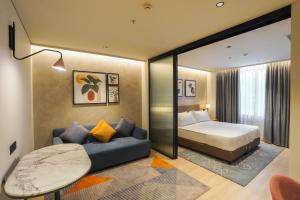 En eller flere senge i et værelse på Trava Stays