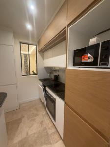 een kleine keuken met een fornuis en een magnetron bij Cosy Hoche Saint Gervais in Pré Saint Gervais