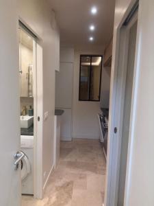 een badkamer met wastafel en toilet in een kamer bij Cosy Hoche Saint Gervais in Pré Saint Gervais