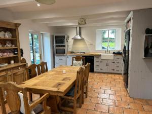 Kuchyň nebo kuchyňský kout v ubytování Wild Atlantic Way Historic House in the Burren 2 night min stay