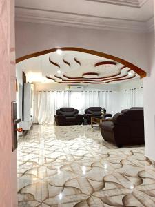 a living room with couches and a room with a ceiling at AnKeS Lodge in Kontrajeso