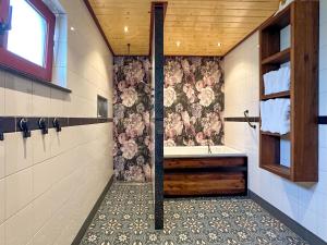 Ảnh trong thư viện ảnh của Detached Home in Friesland by Canal ở Schuilenburg +30 ảnh