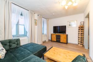 Μια τηλεόραση ή/και κέντρο ψυχαγωγίας στο Romantisches Weinkellerhäuschen mit Whirlpool