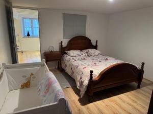 En eller flere senge i et værelse på Maison vintage à Montdauphin + 37 billeder