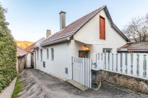 Το κτήριο όπου στεγάζεται  η παραθεριστική κατοικία