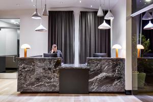 Gæster der bor på Elan Hotel