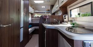 O bucătărie sau chicinetă la Camper max 5p, unique experience, terras, central Belgium