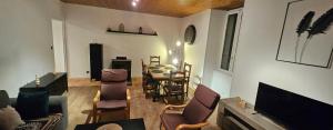 TV a/nebo společenská místnost v ubytování Gite 3 chambres chambres, calme et bien placé