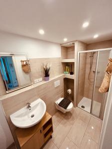 Ένα μπάνιο στο Odw homes - small cozy old town apartment