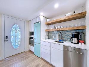 Kuchyň nebo kuchyňský kout v ubytování Serendipity steps to beach & fishing dock