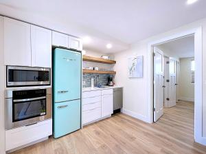 Kuchyň nebo kuchyňský kout v ubytování Serendipity steps to beach & fishing dock